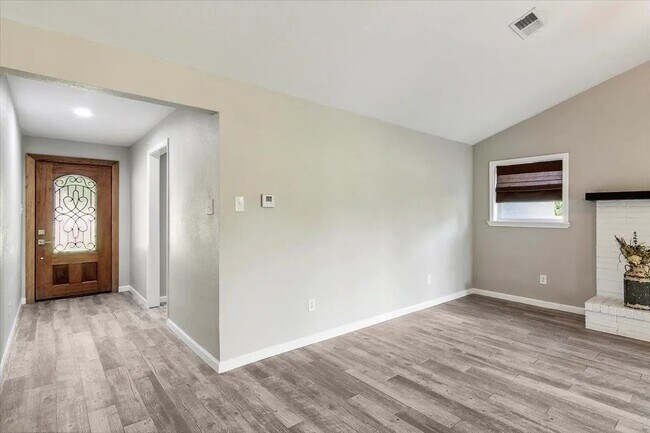 Building Photo - 215 Cypress Bend Dr