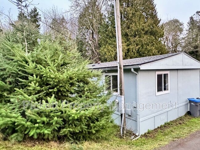 Building Photo - 2018 NE Jensen Ave