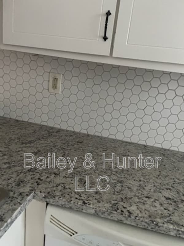 Building Photo - 6012 Regent Manor