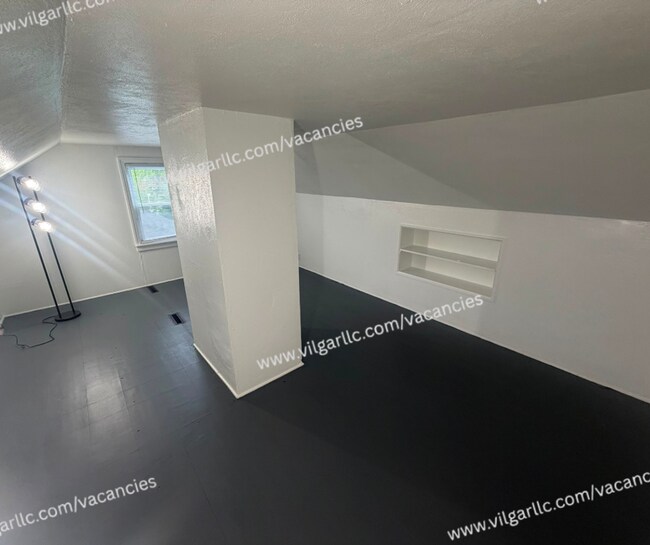 Building Photo - For Rent - 3 Bedroom, 1 Bathroom Home