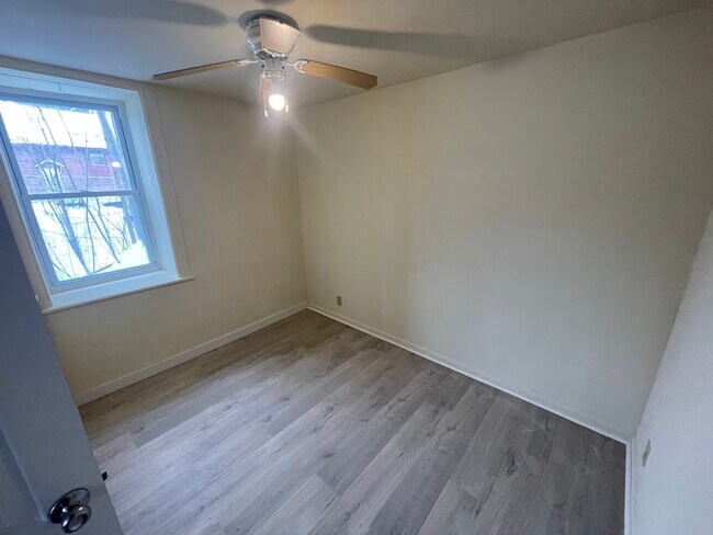 Building Photo - Summit