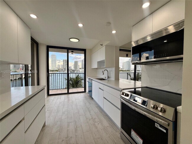 Building Photo - 801 N Venetian Dr