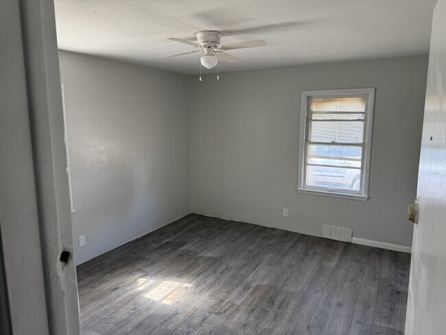 Building Photo - 2704 W Garden St