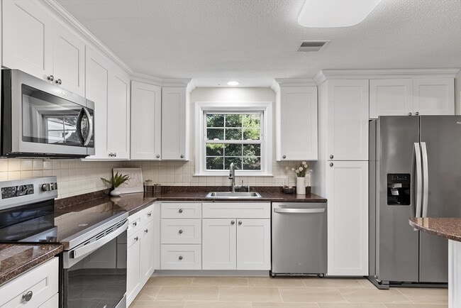 Building Photo - 1022 Pleasant St