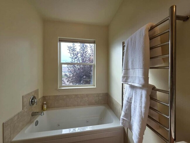 Building Photo - 3950 NE Vista del Rey Dr