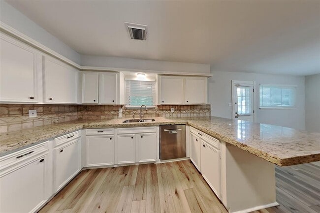 Building Photo - 3434 Hickory Hollow Rd