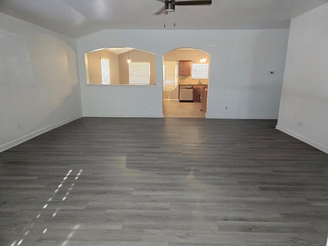 Building Photo - 2104 Vernice Dr