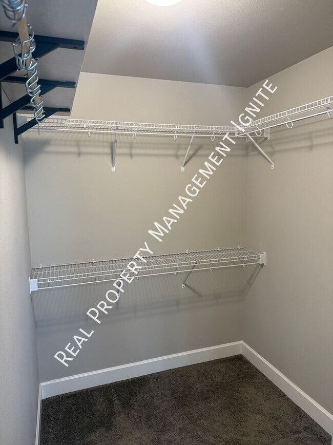 Building Photo - 451 NE Oak Ave