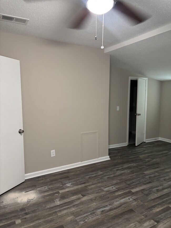 Building Photo - 4483 Suncrest Dr