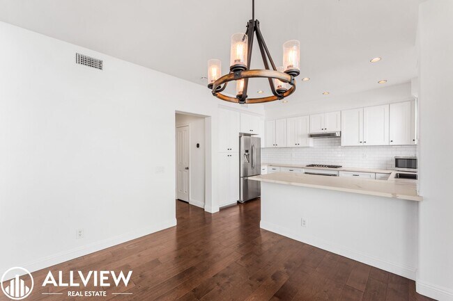 Building Photo - Beautiful 3 Bedroom, 2.5 Bathroom Home in the Heart of Tustin Ranch