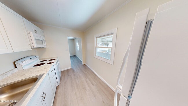 Building Photo - 13 Hawley Ave