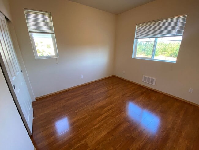 Building Photo - DuPont 2 Bedroom Town Home