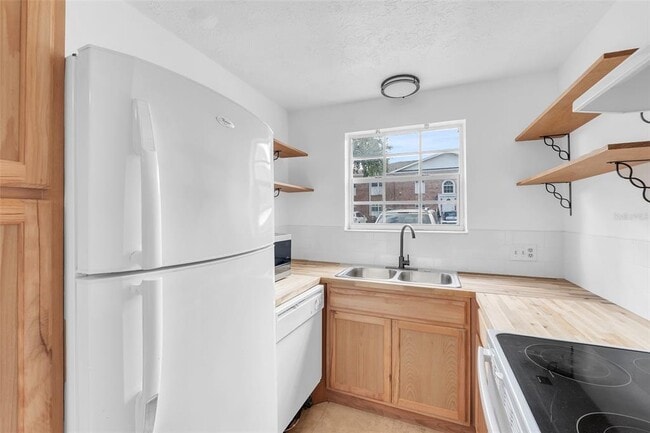 Building Photo - 4212 Lake Underhill Rd