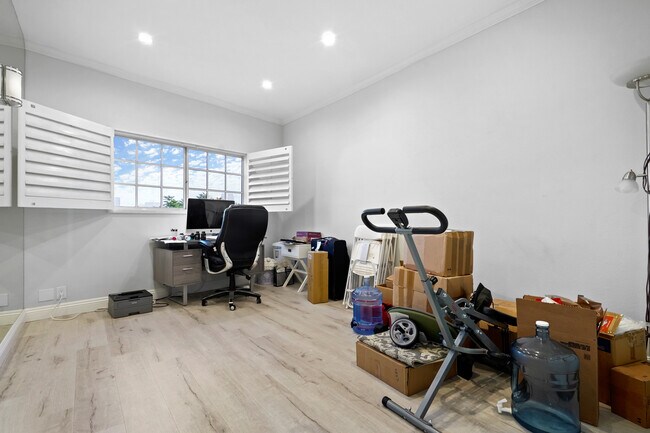 Building Photo - 10627 Ashton Ave