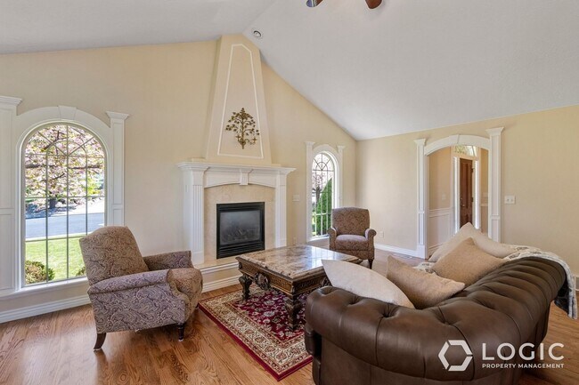 Building Photo - 9223 Silver Lake Dr