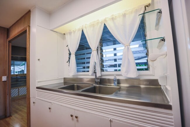 Building Photo - Well Maintained home in Manoa Valley, 3 bedrooms, 2 baths
