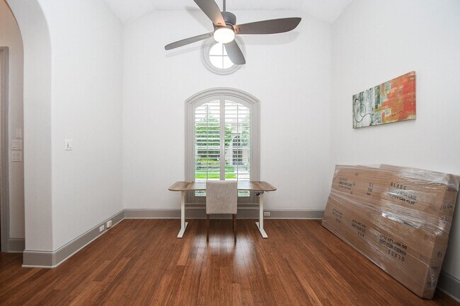Building Photo - 2702 Tudor Manor