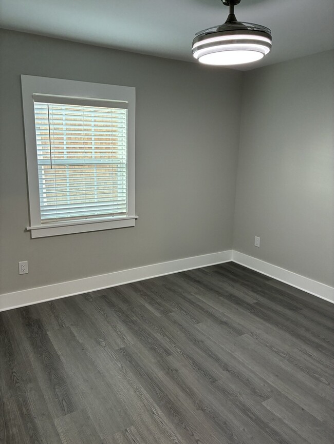 Building Photo - Beautiful 2/1.5 townhouse