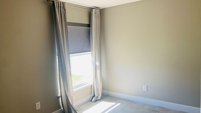 Building Photo - Lovely 4/2 in the Gated Lake Fisher Estate...