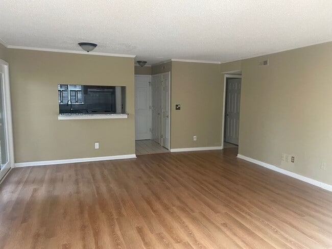 Building Photo - Perfectly located condo in Winston-Salem
