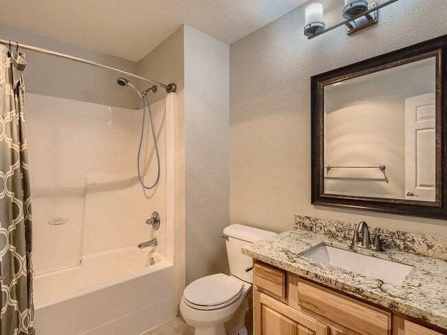 Building Photo - Beautiful 3 Bed 3 Bath Kirkland Townhome @...