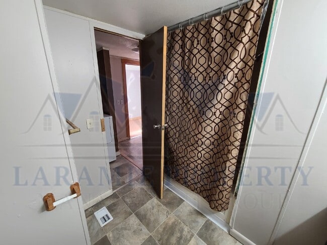 Building Photo - 3 Bedroom South of Laramie