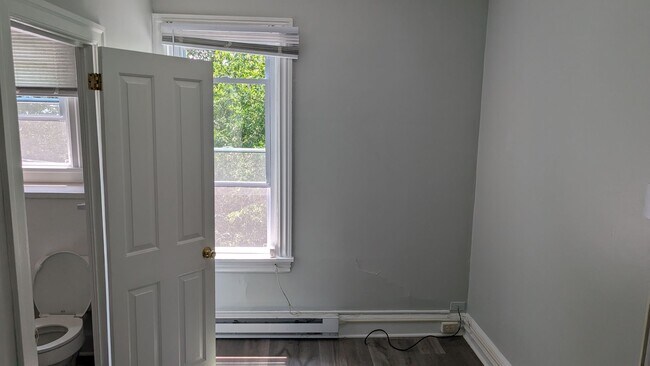 Building Photo - Spacious 1 Bedroom in Heart of Midtown Har...