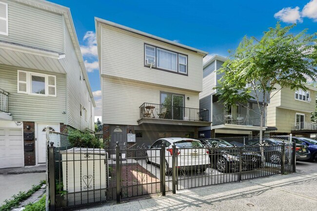 Building Photo - 425 Manila Ave