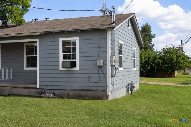 Building Photo - 122 W Avenue A