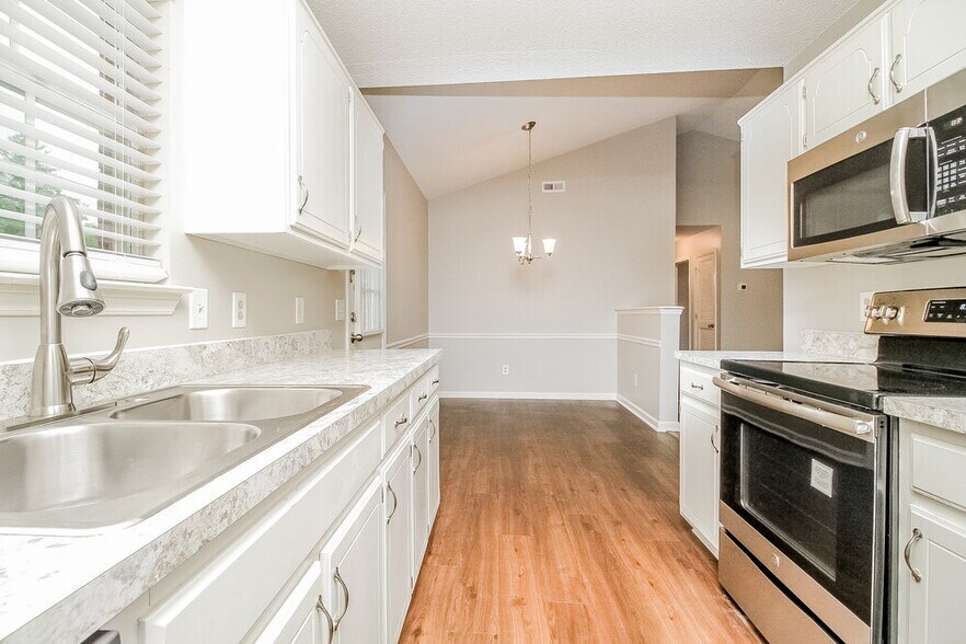 Building Photo - 102 Riverwood Dr