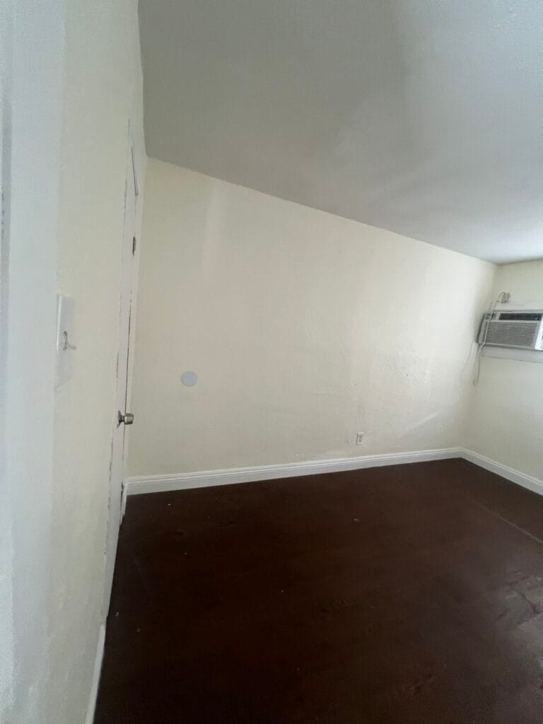 Building Photo - 413 W Van Buren Ave