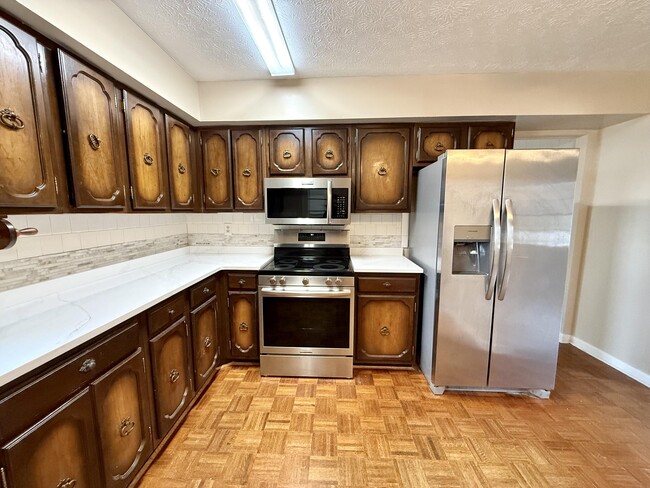 Building Photo - 303 Robin Dr