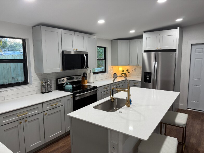 Building Photo - 3000 Karen Ave