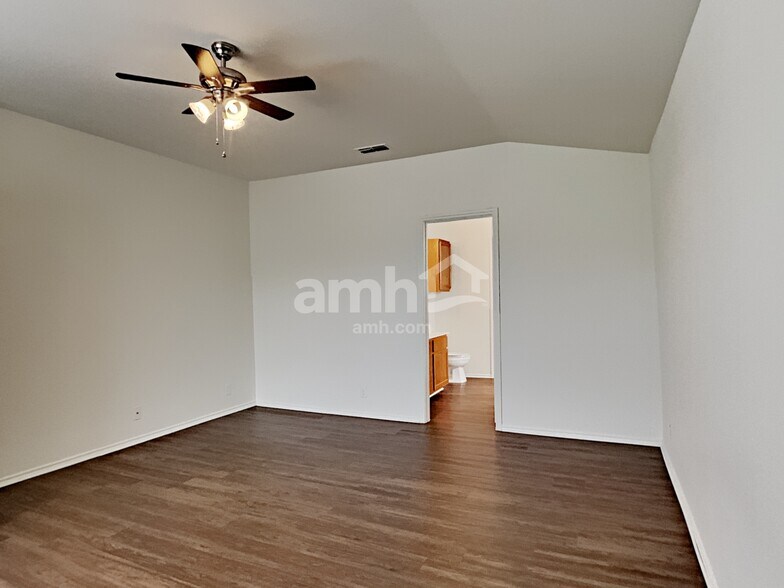 Building Photo - 2915 Encino Riv