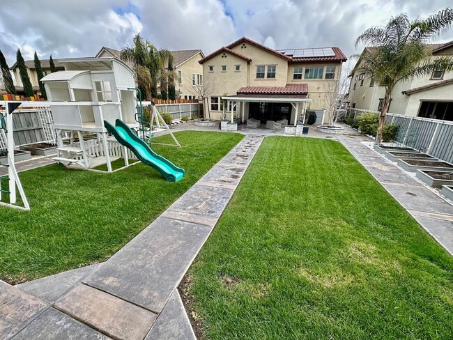 Building Photo - Beautiful home with large backyard in Mountain House