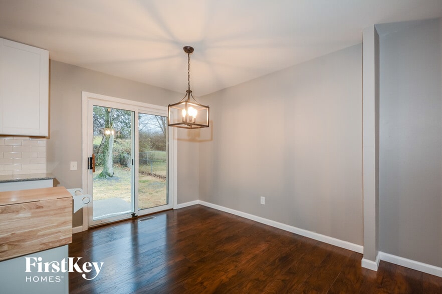 Building Photo - 22 Oak Forest Dr