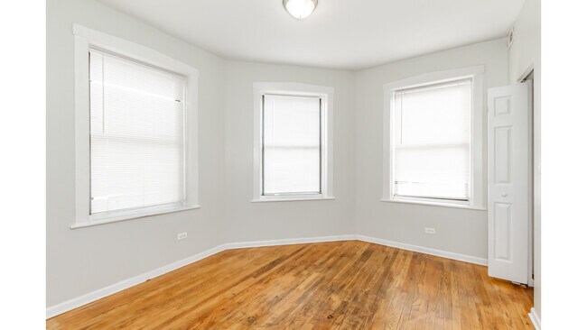 Building Photo - 3734 W Lawrence Ave