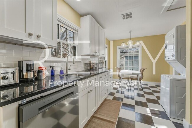 Building Photo - 933 E 56th St