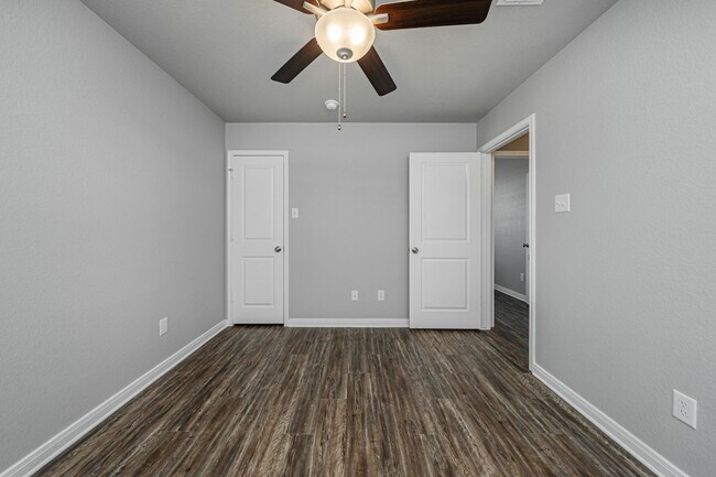 Building Photo - 628 Hollyhock Dr