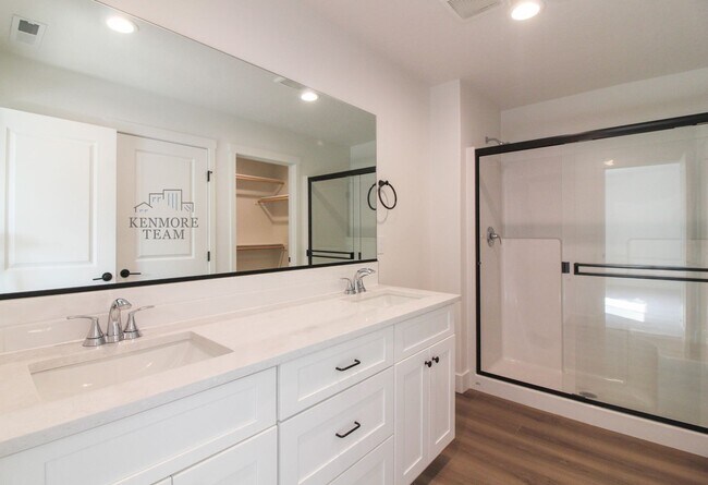 Building Photo - 4 Bedroom, 2.5 Bath Duplex in Kennewick
