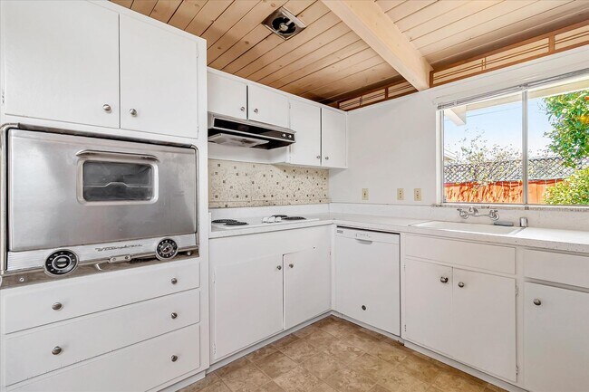 Building Photo - 3 Bedroom 2 Bath Home located in Palo Alto's Palo Verde Neighborhood!