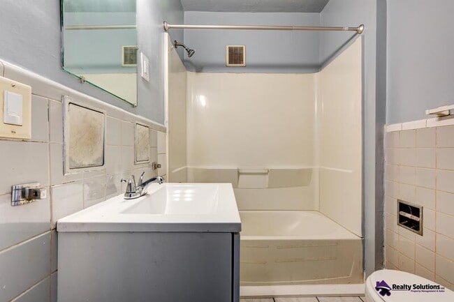 Building Photo - 817 Union Ave