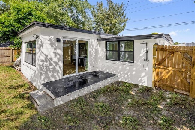 Building Photo - 1260 Seminola Blvd