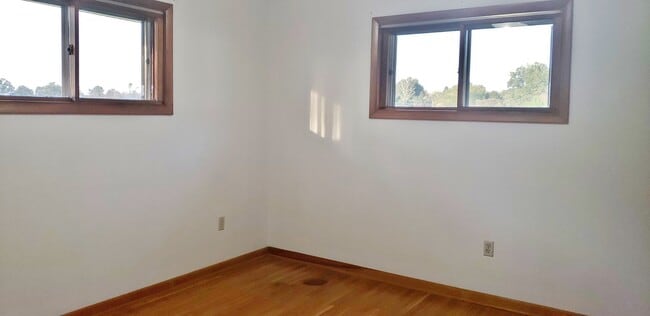 Building Photo - 725 W Pine Grove Rd