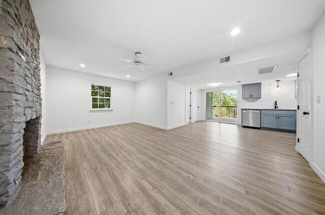 Building Photo - 5005 Cottonwood Cir