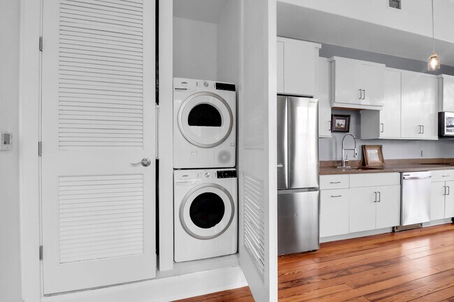 Building Photo - Stunning Corner Loft in the Heart of Historic Downtown Savannah