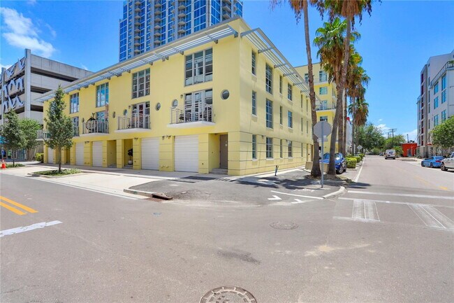 Building Photo - "Chic Urban Living: Spacious 2-Bed, 2-Bath...