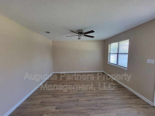 Building Photo - 207 Flores Ln