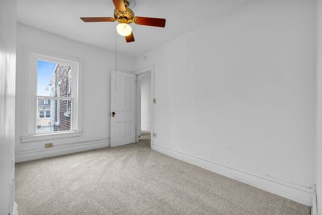 Building Photo - 325 1/2 N. Franklin St