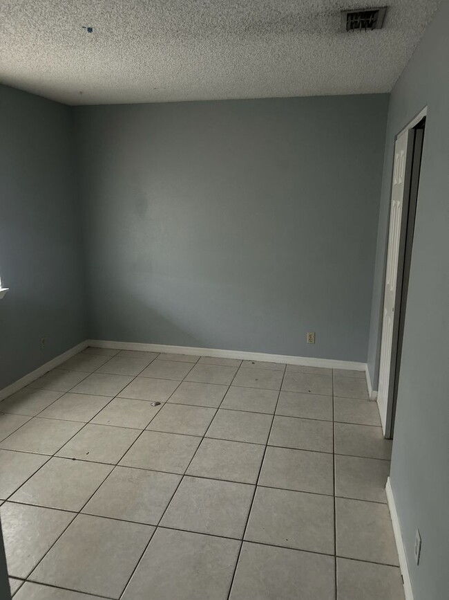 Building Photo - 2 bed 1 bath with 855 sf. Great location b...